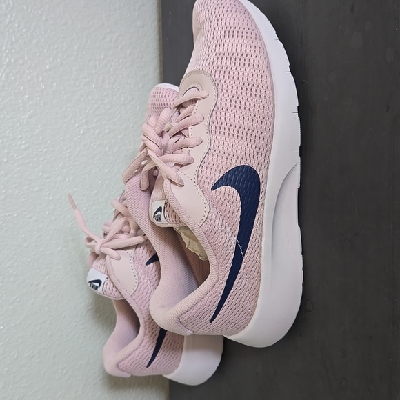 Nike | NIB Kids Barely Rose & Navy Tanjun Sneakers Size 6.5 - Picture 3 of 9